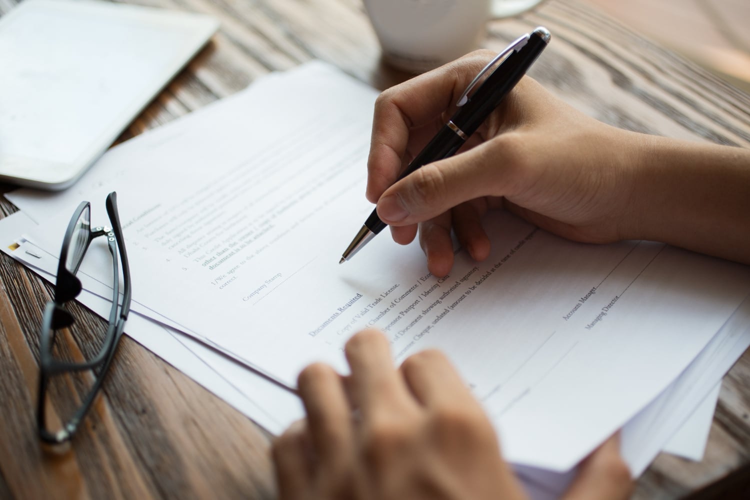 Courrier de résiliation de complémentaire santé avec contrat, stylo et enveloppe prête à être envoyée