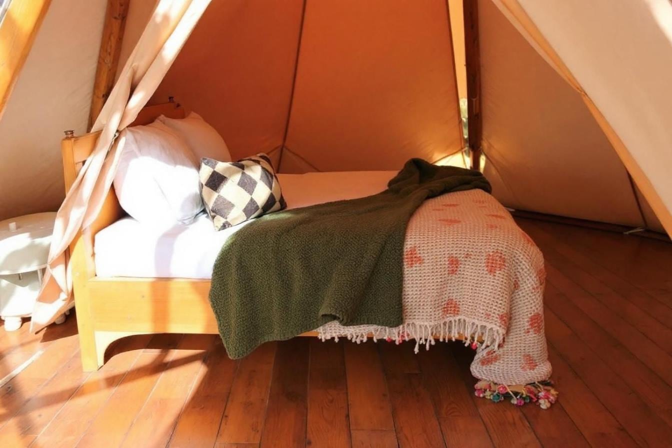 Chambre d’enfant chaleureuse avec lit tipi en bois, linge de lit rétro et décoration vintage aux tons naturels