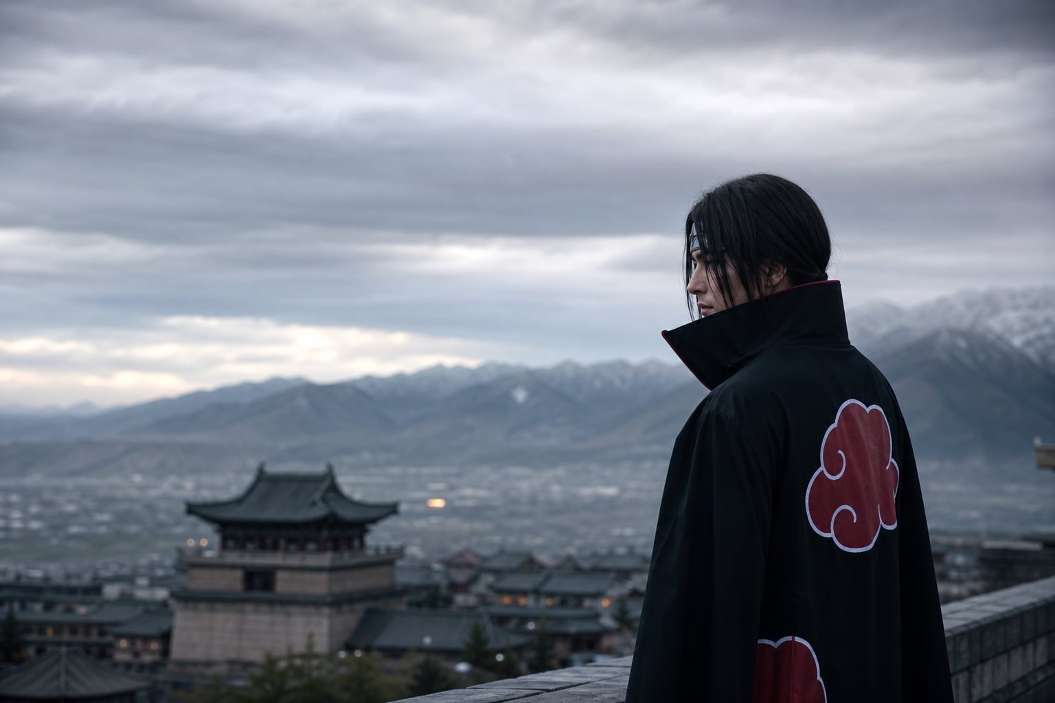 Itachi Uchiha en manteau noir de l’Akatsuki, Sharingan activé, dans une atmosphère sombre rappelant son conflit entre Konoha et Sasuke