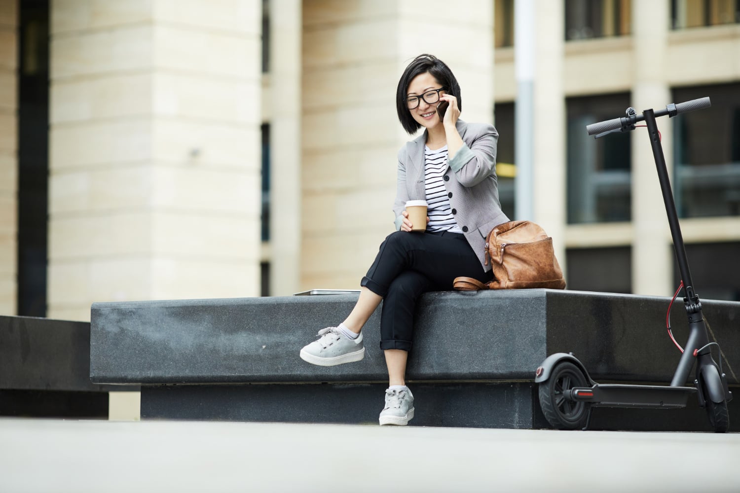 Femme portant des baskets New Balance sobres dans un environnement de travail moderne