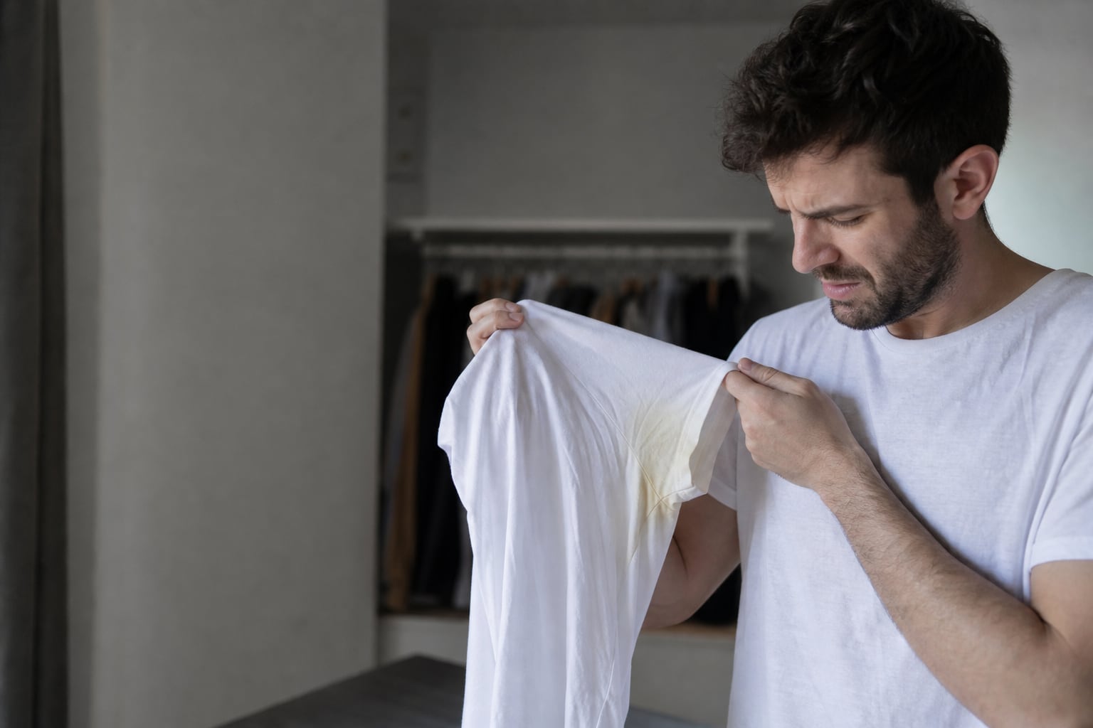 T-shirt blanc suspendu sur un fil à linge en extérieur, avec de la lumière naturelle du matin