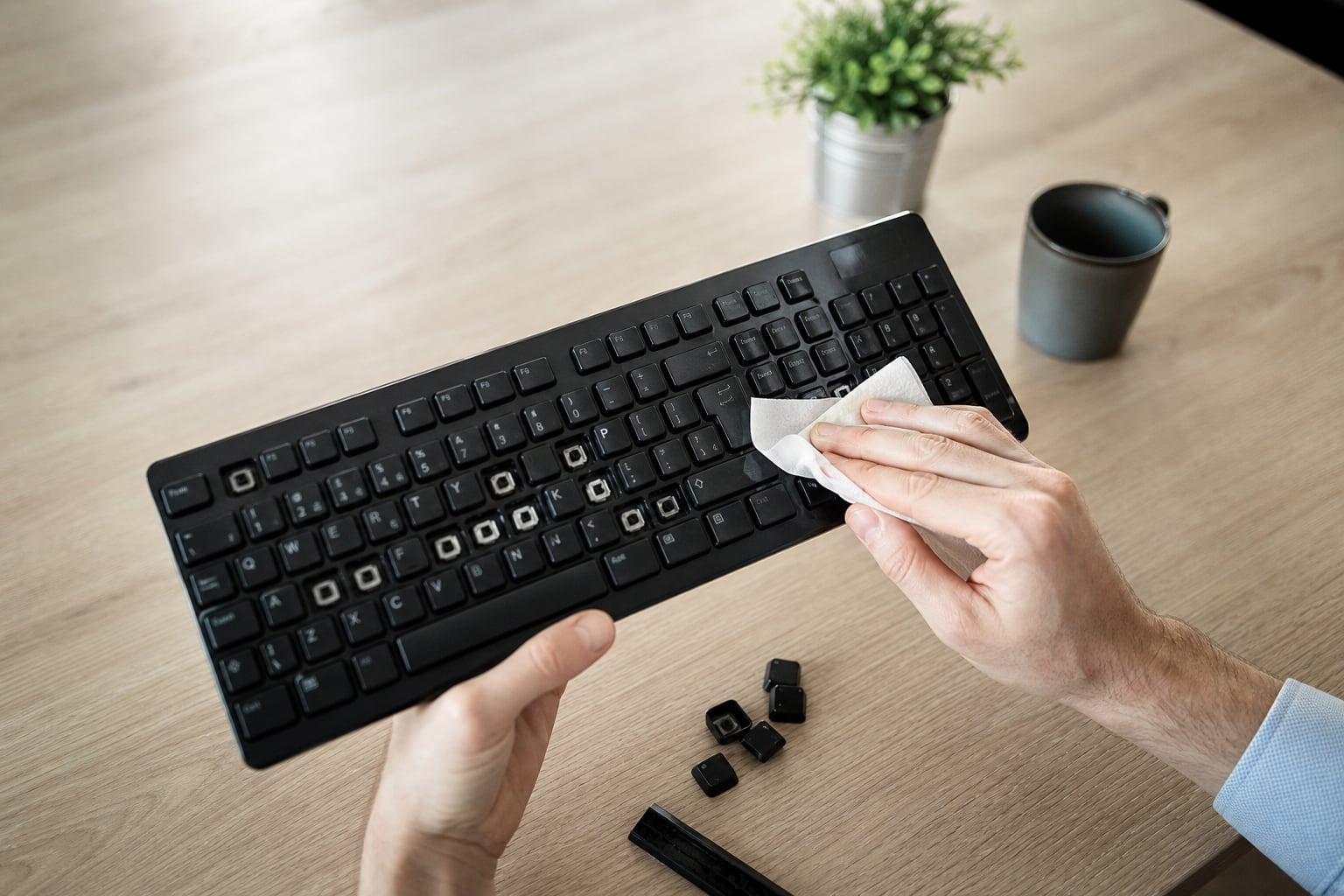 Clavier d'ordinateur avec des touches présentant une texture collante et légèrement luisante