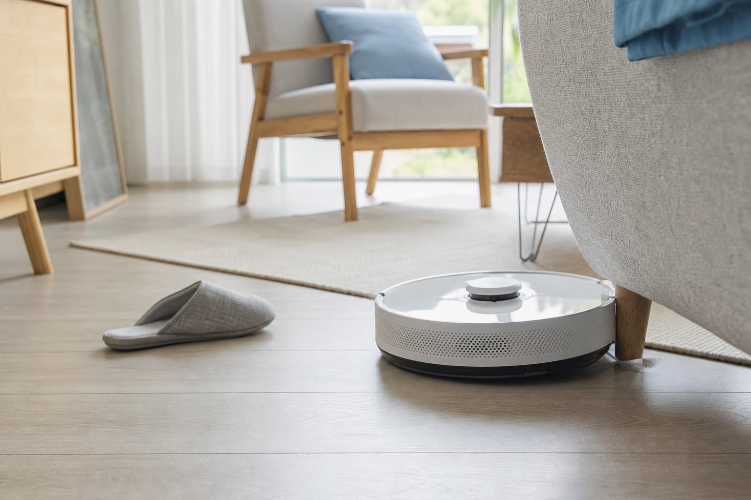 Robot aspirateur cogné contre le pied d'une chaise dans un salon