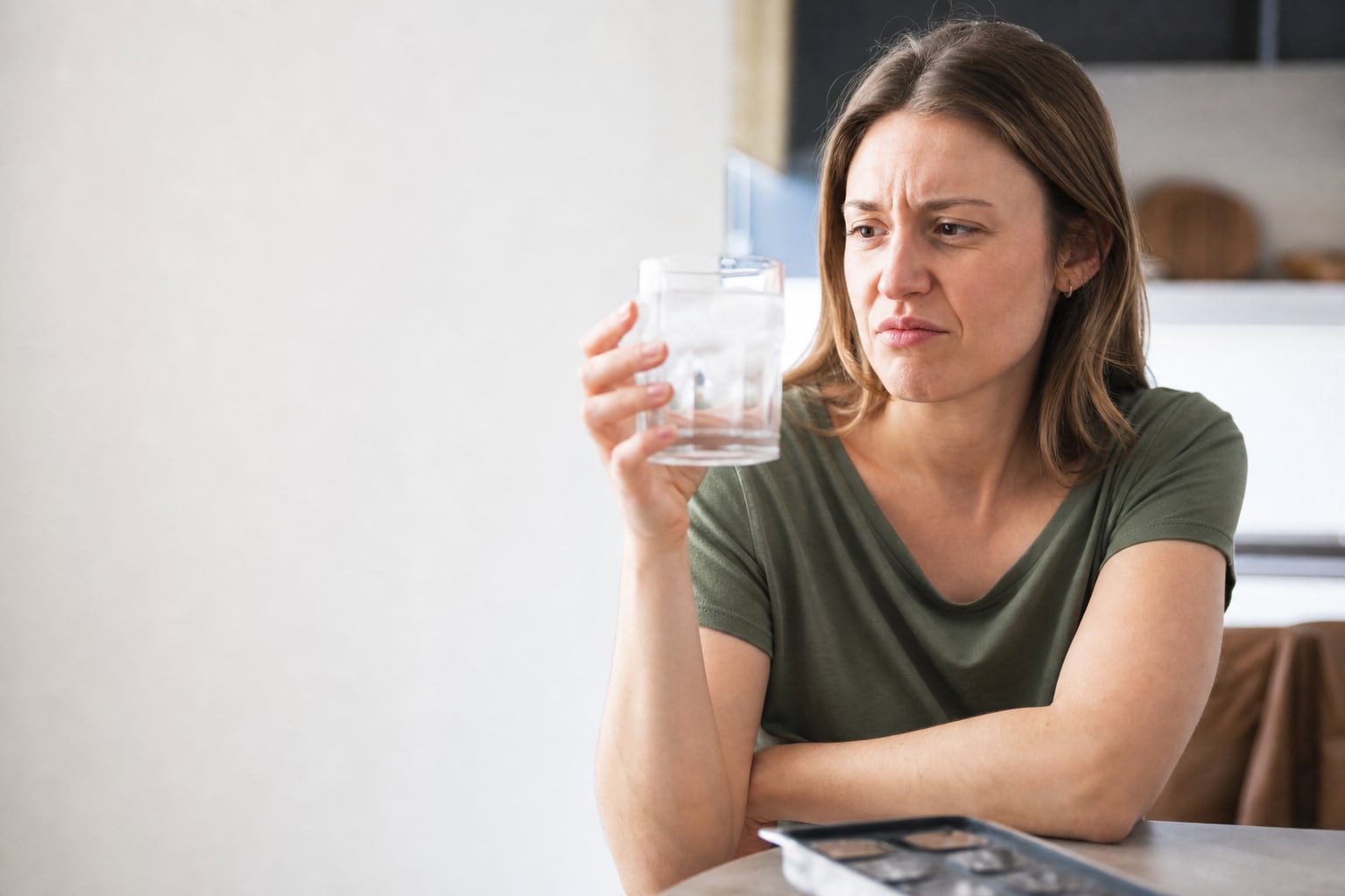 Bac à glaçons en plastique posé dans un congélateur rempli d'aliments