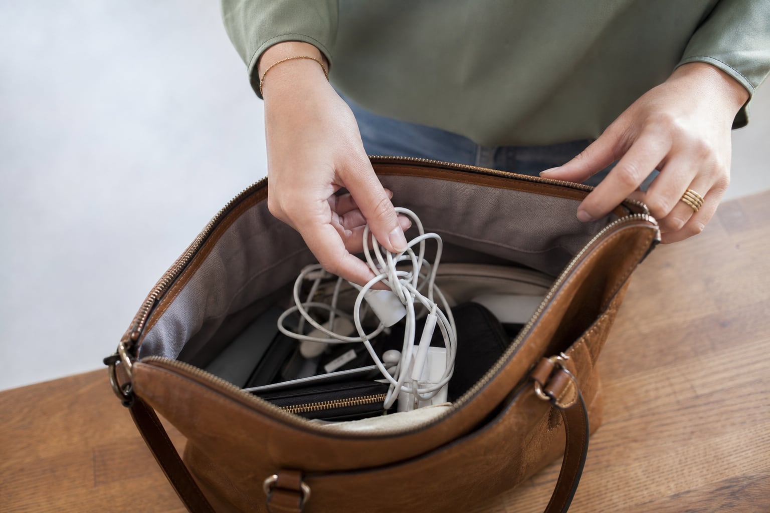 Câbles de chargeur emmêlés en un nœud complexe sortis d'un sac