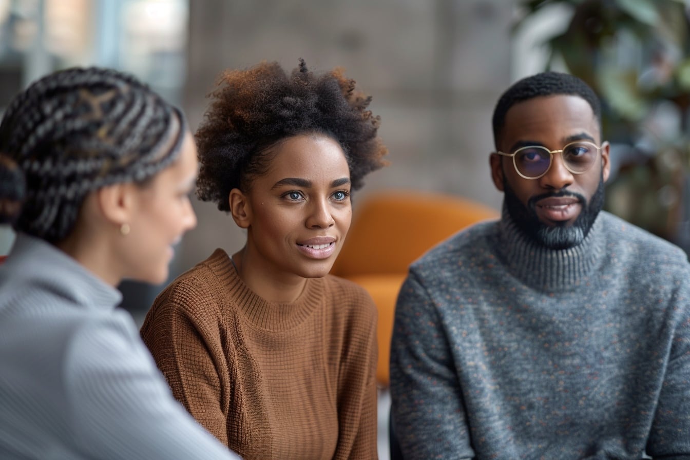 Manager facilitant un échange apaisé entre deux collaborateurs autour d’une table de réunion
