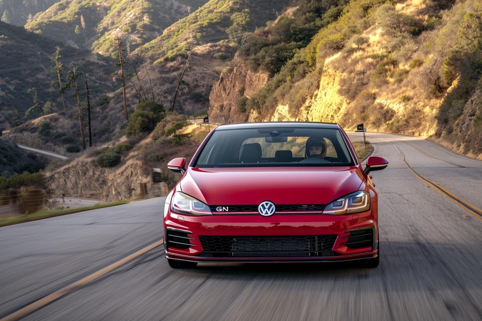 Volkswagen Golf GTI rouge stationnée sur une route, avec calandre soulignée de rouge et jantes sportives