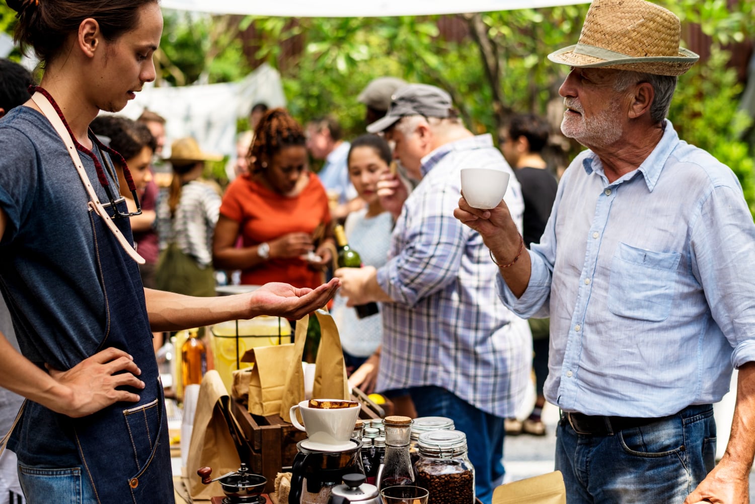 Dégustation de vins blancs d’Alsace sur une foire avec verres, bouteilles et carnet de notes